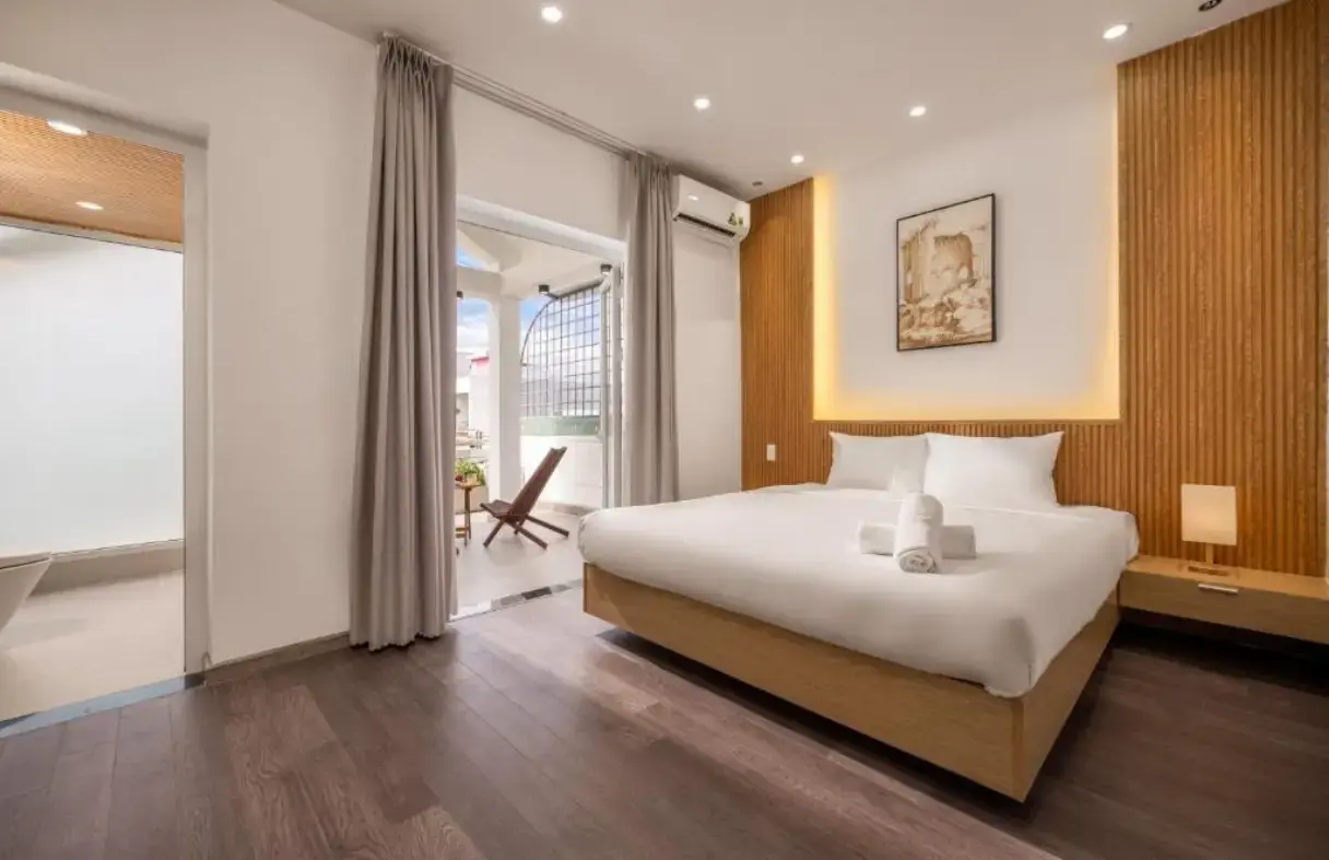 Phòng ngủ thoáng sáng trong Aurora Villa – 37 HSK