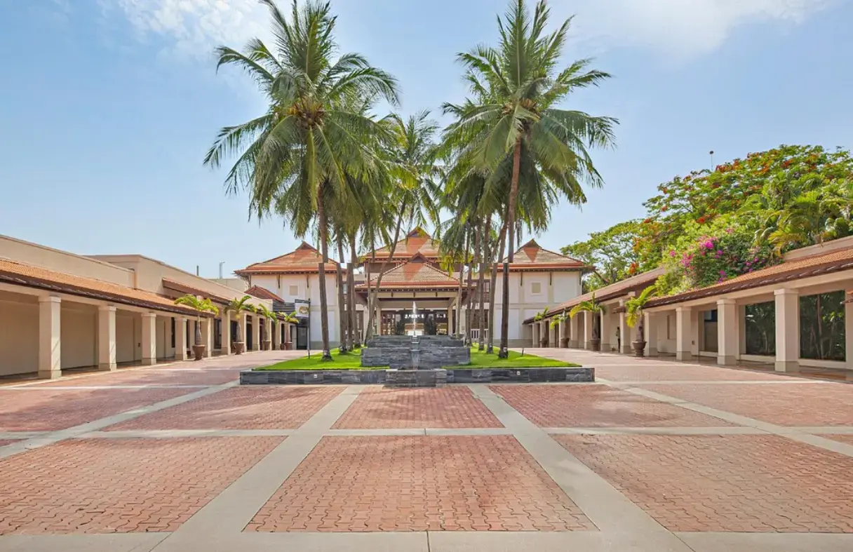 Resort in Da Nang that integrates private villas with shared facilities