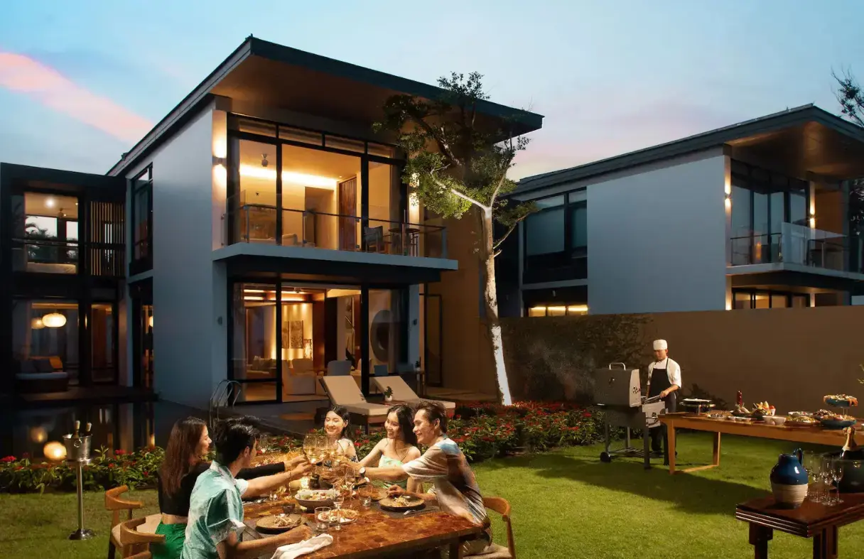 Outdoor BBQ dining setup at a Da Nang party villa for groups