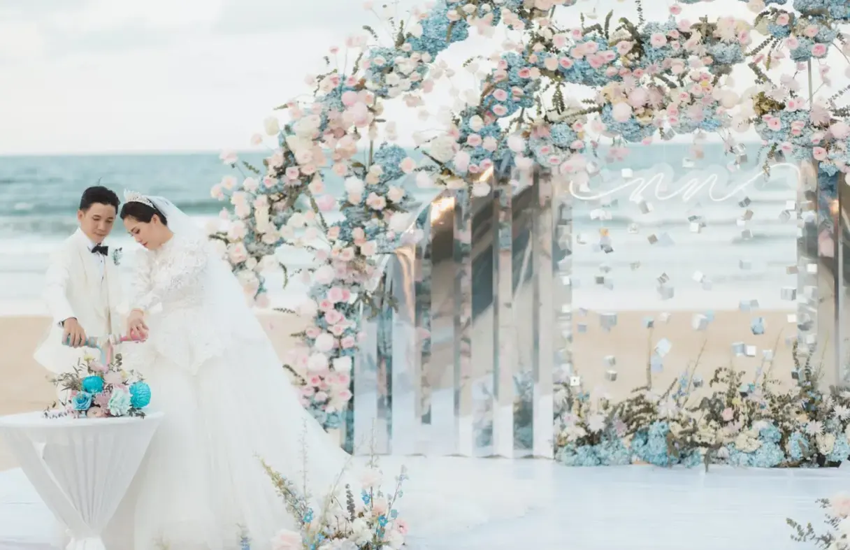 Emotional moments shared by family and couples at a Da Nang villa wedding