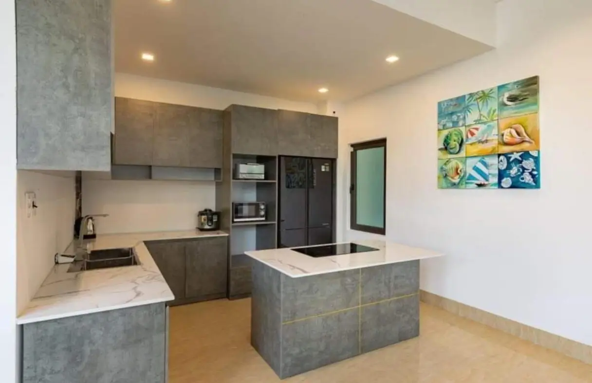 Khu bếp đầy đủ tiện nghi cho gia đình tại FEN Villa Đà Nẵng.