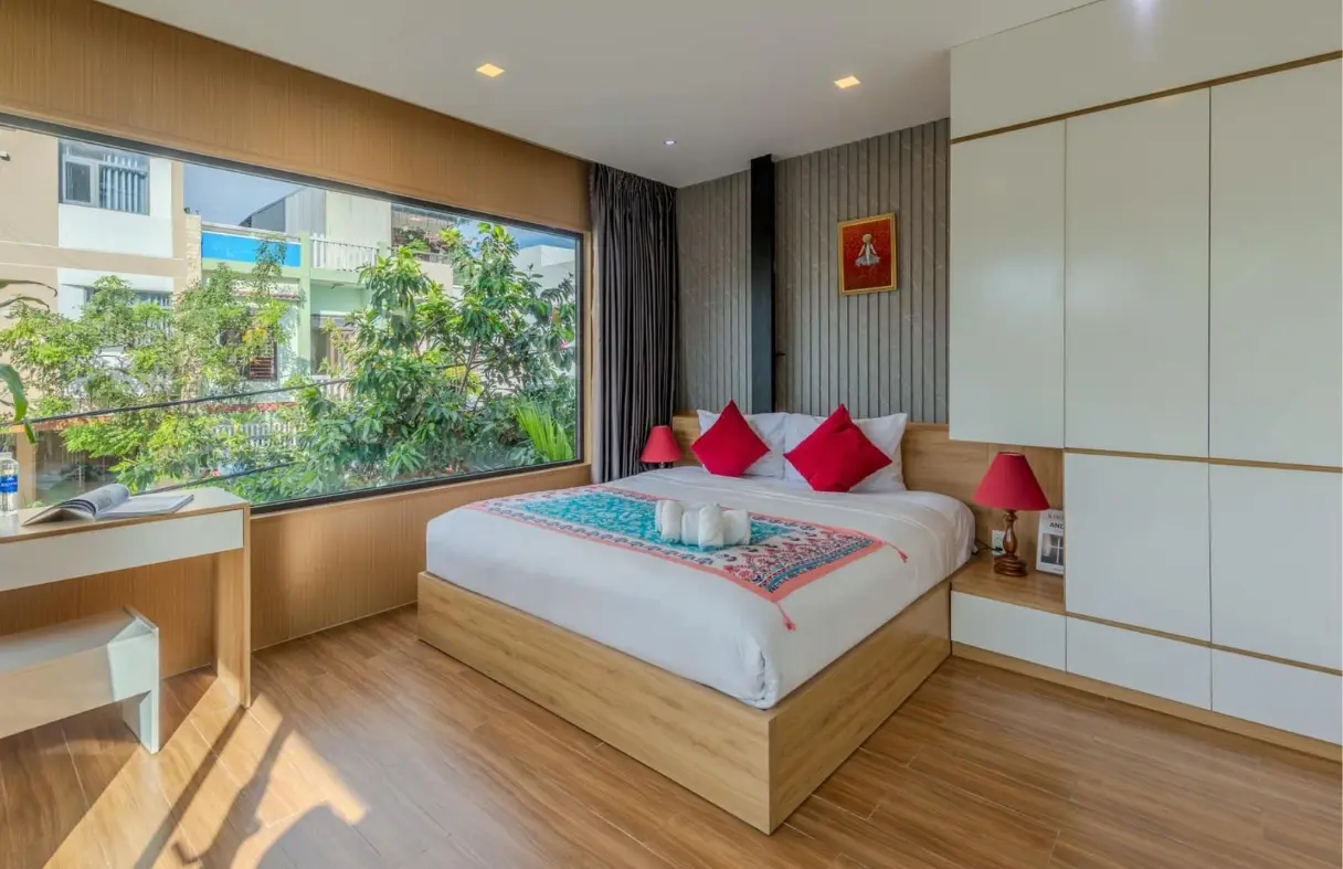 Phòng ngủ rộng thoáng trong FEN Villa Đà Nẵng, phù hợp nhóm 8–12 khách.