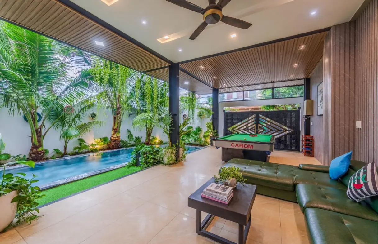 Hồ bơi riêng tại FEN Villa Đà Nẵng sang trọng và riêng tư.