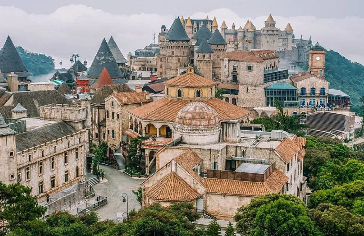 Điểm đến trong lịch trình Cầu Vàng: Kiến trúc Làng Pháp tại Bà Nà Hills ngay sau khi tham quan cầu.