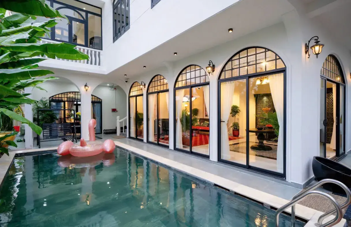 Hồ bơi trong sân villa cổ điển Đà Nẵng, thiết kế vòm cửa và ánh sáng tự nhiên dịu nhẹ