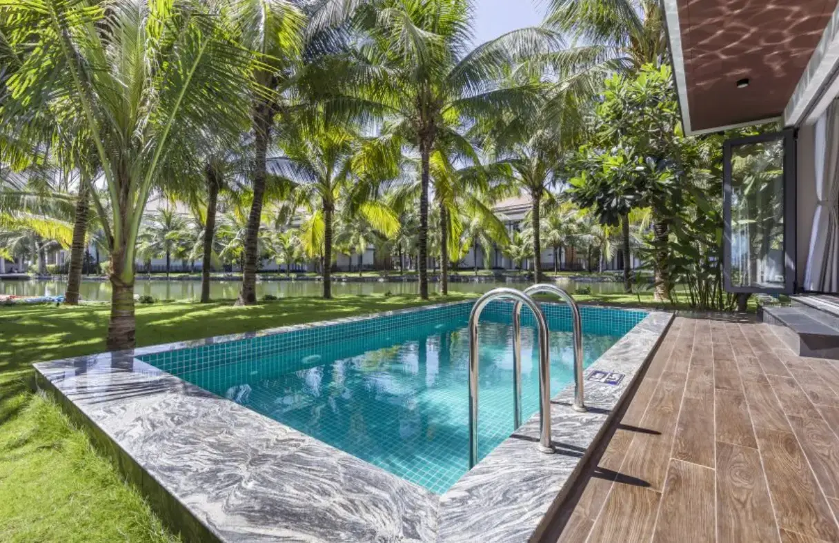 Hồ bơi riêng trong khuôn viên villa Đà Nẵng, bao quanh bởi sân vườn xanh mát