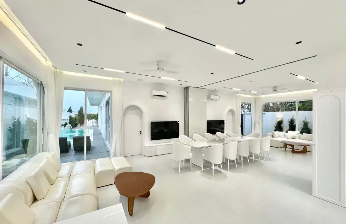 Không gian sinh hoạt chung rộng rãi trong villa Đà Nẵng tư nhân cho gia đình và nhóm bạn