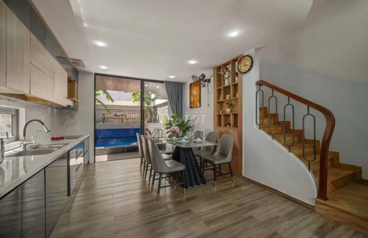 Không gian sinh hoạt bên trong villa thuê dài hạn tại Đà Nẵng đầy đủ tiện nghi như ở nhà