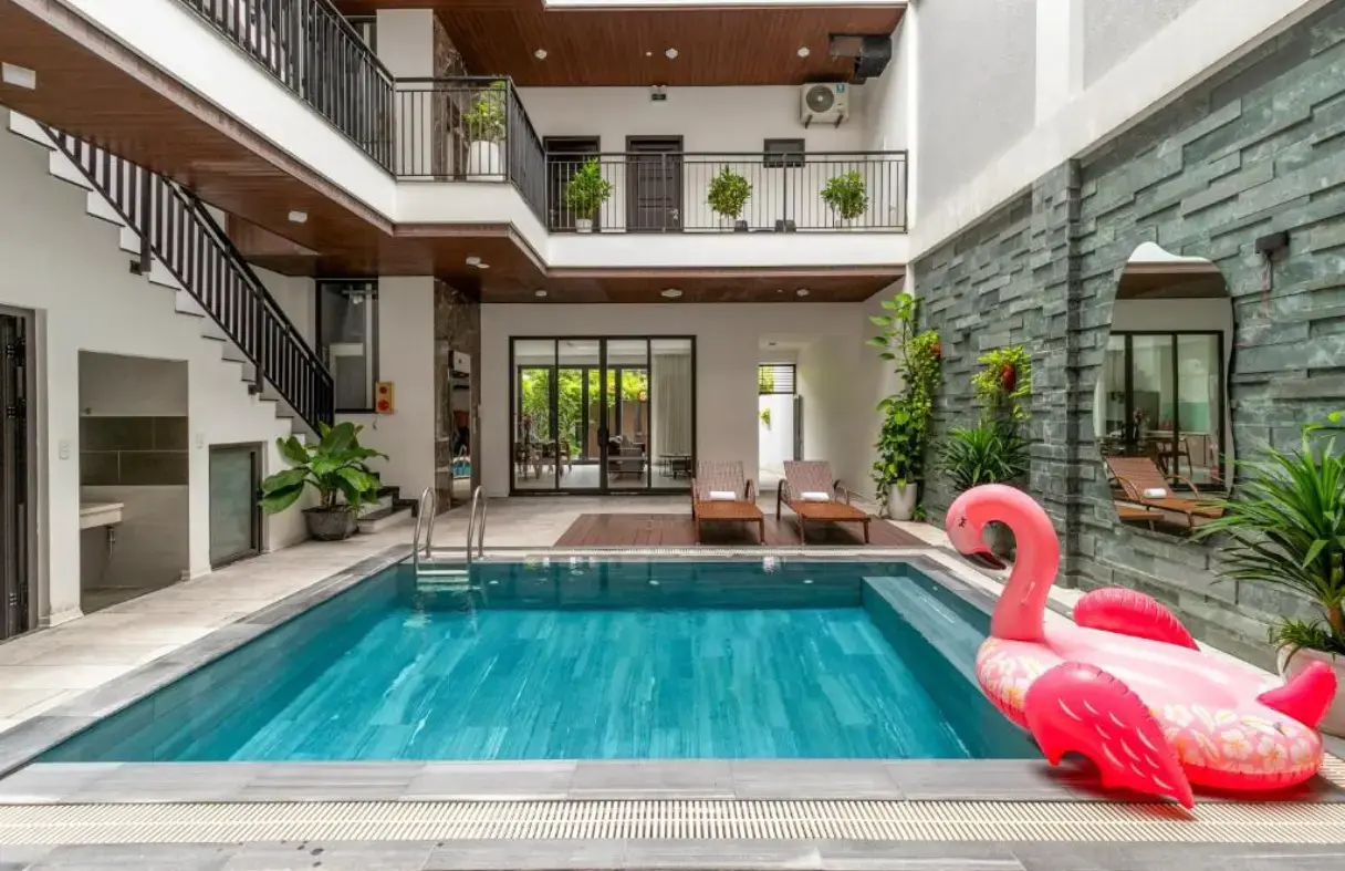 Khu vực bể bơi cạn an toàn cho trẻ em tại villa private pool Đà Nẵng của Abogo.