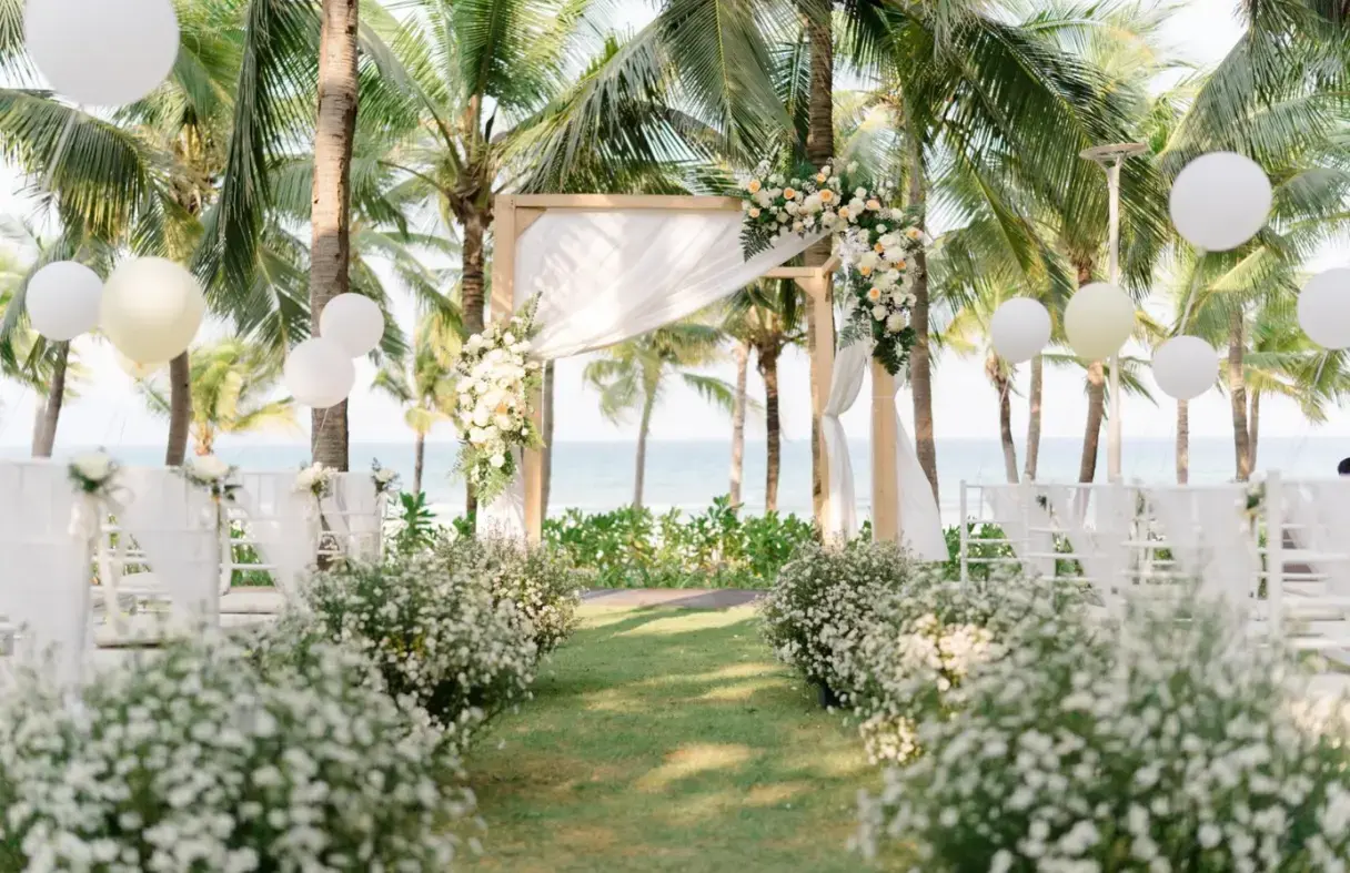 Lễ cưới ngoài trời tại villa Đà Nẵng với sân vườn xanh và ánh sáng tự nhiên