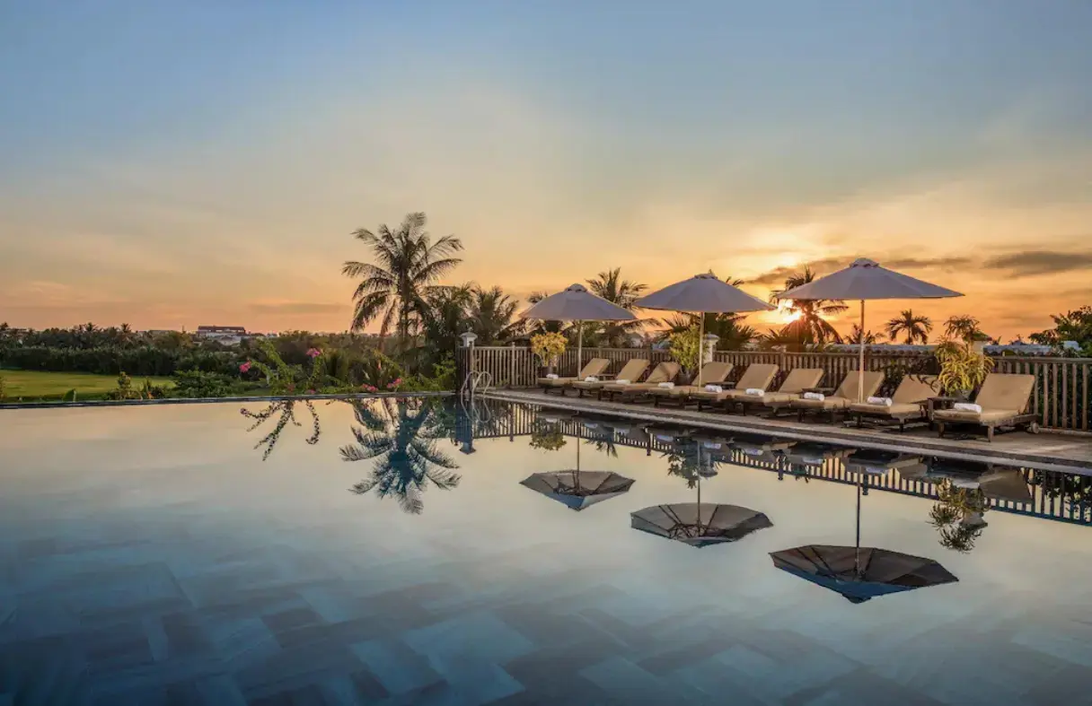 Hồ bơi lớn ngoài trời tại Legacy Hoi An Resort