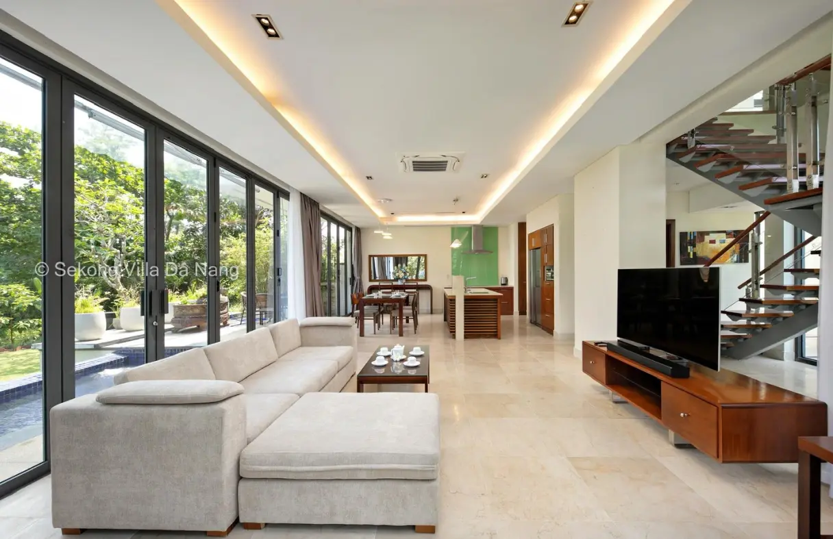 Phòng khách rộng rãi tại The Ocean Villa từ Abogo với nội thất cao cấp và view biển toàn cảnh.