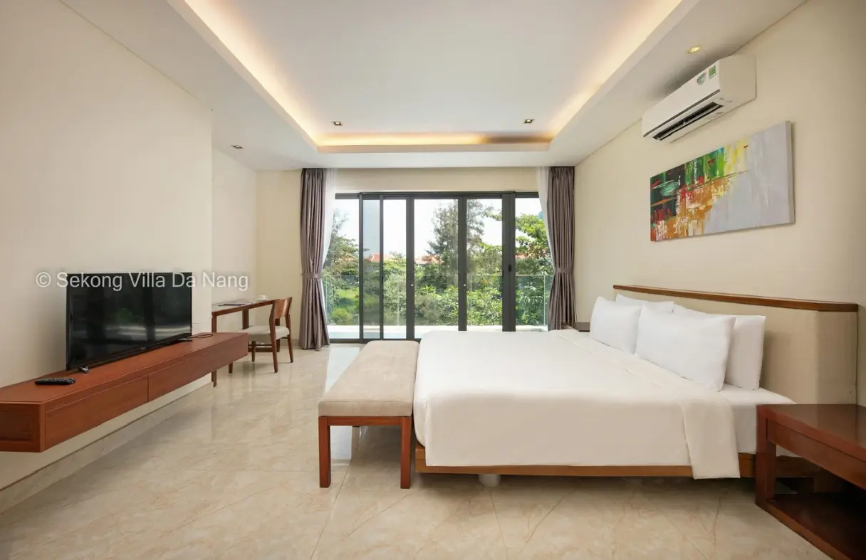 Phòng ngủ chính tại Abogo The Ocean Villa mở ra không gian thoáng đãng đón gió biển.