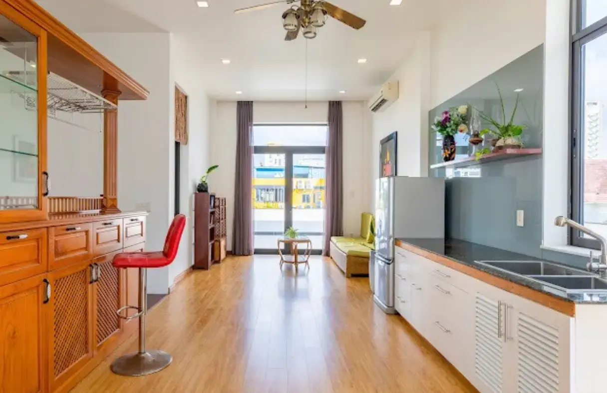 Khu bếp đầy đủ tiện nghi hiện đại tại Mây Luxury Villa – NHT Đà Nẵng.