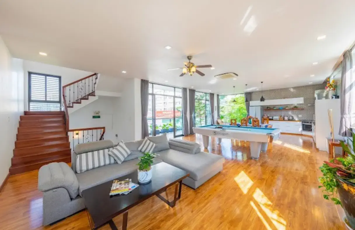 Phòng khách rộng rãi, thiết kế sang trọng tại Mây Luxury Villa – NHT Đà Nẵng.