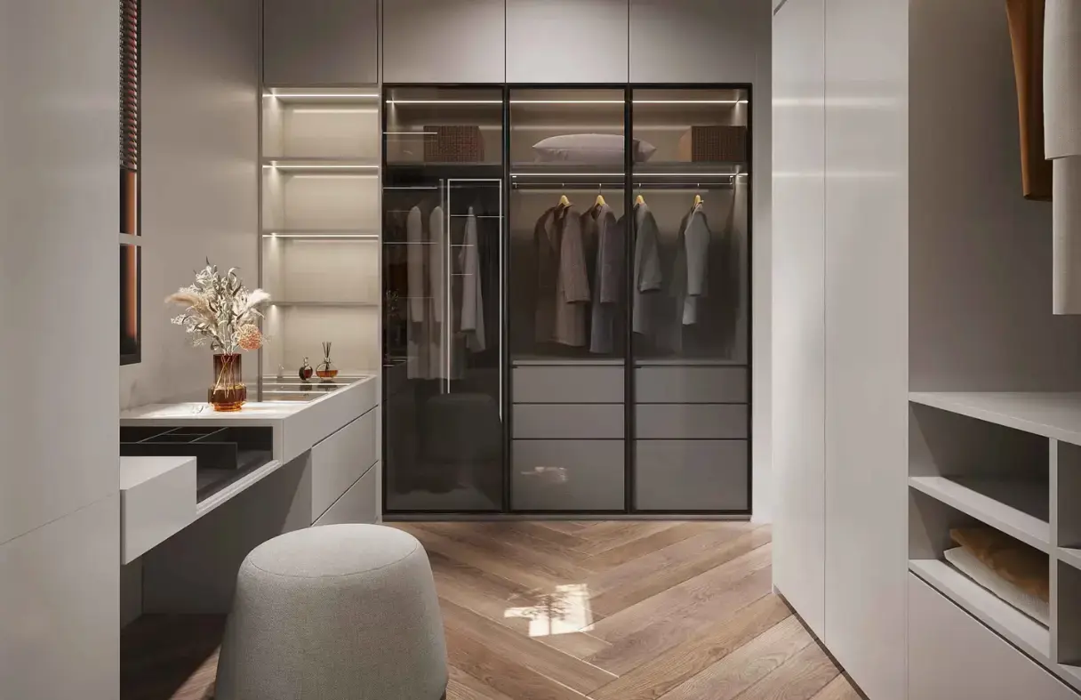 Phòng thay đồ master trong villa hiện đại Đà Nẵng với hệ tủ âm tường gọn gàng, tiện nghi