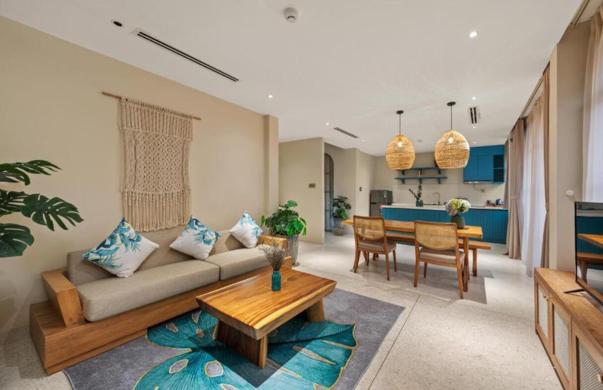Không gian phòng khách rộng trong villa 6 phòng ngủ tại Đà Nẵng