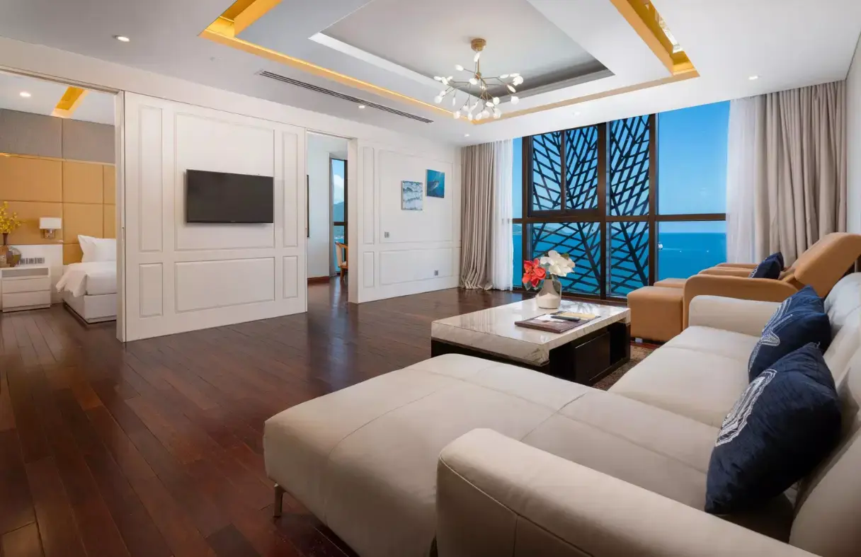 Phòng khách rộng rãi, sang trọng trong villa Đà Nẵng cao cấp cho nhóm đông