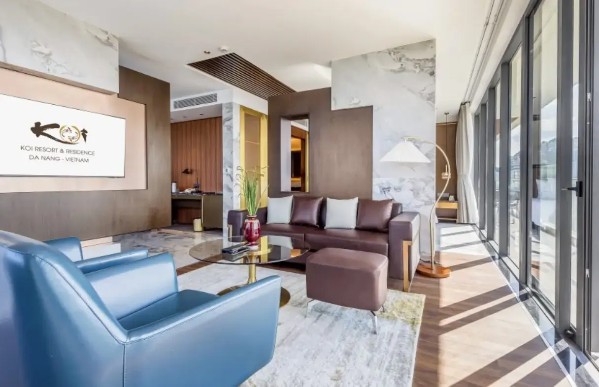 Phòng khách villa view biển Đà Nẵng thiết kế hiện đại, không gian mở đón nắng tự nhiên