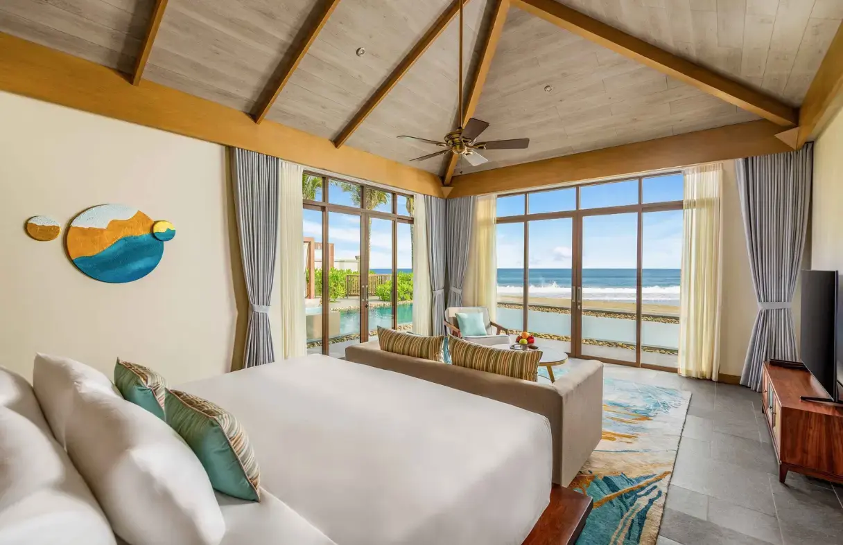 Phòng ngủ chính villa Đà Nẵng view biển đẹp, thiết kế sang trọng và tiện nghi cao cấp.