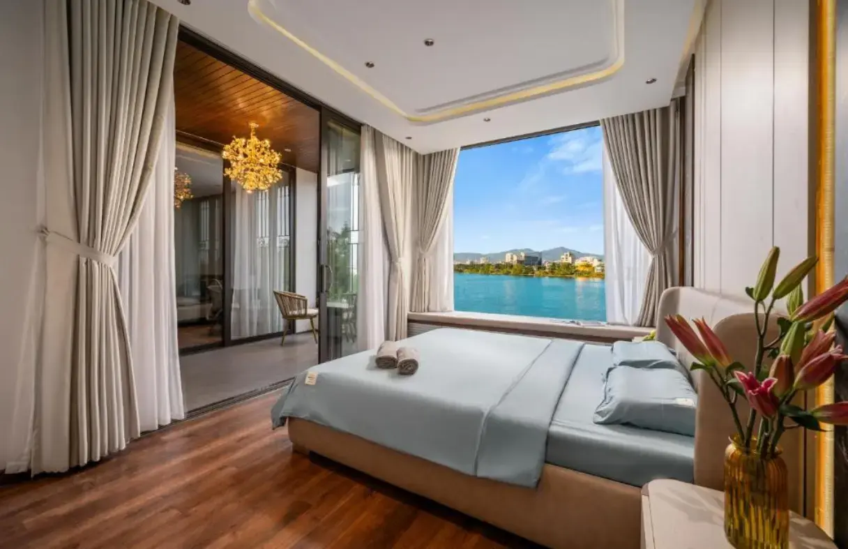 Phòng ngủ villa sông Đà Nẵng với tầm nhìn ra sông thoáng đãng
