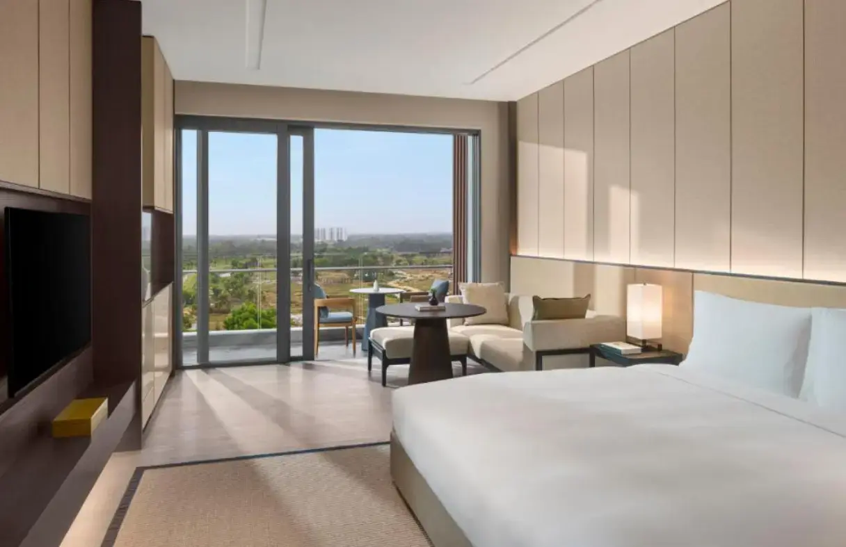 Phòng Premier Deluxe Garden View tại New World Hoiana Beach Resort, nội thất sang trọng