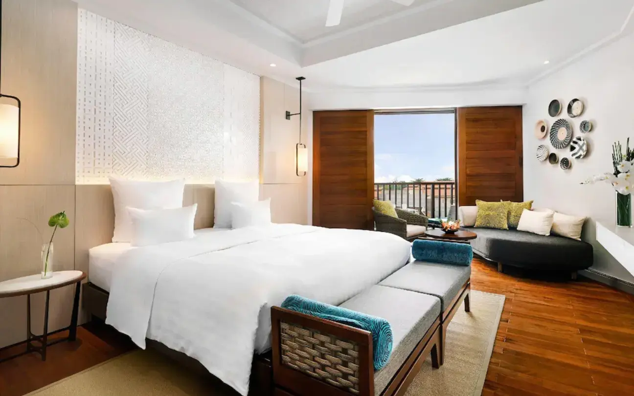pullman-danang-beach-resort-deluxe-queen-balcony-room.webp