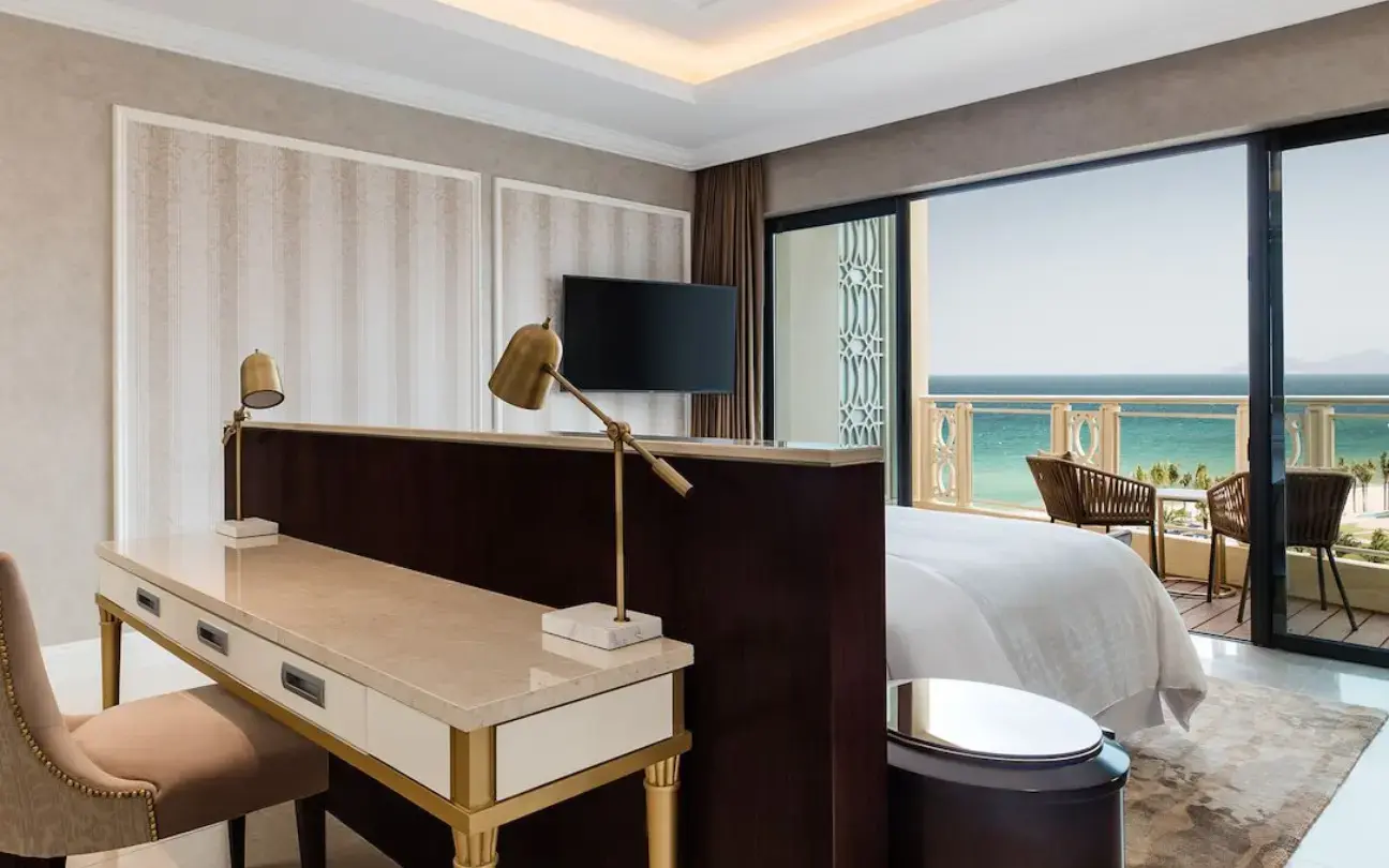 sheraton-grand-danang-resort-deluxe-suite-room.webp