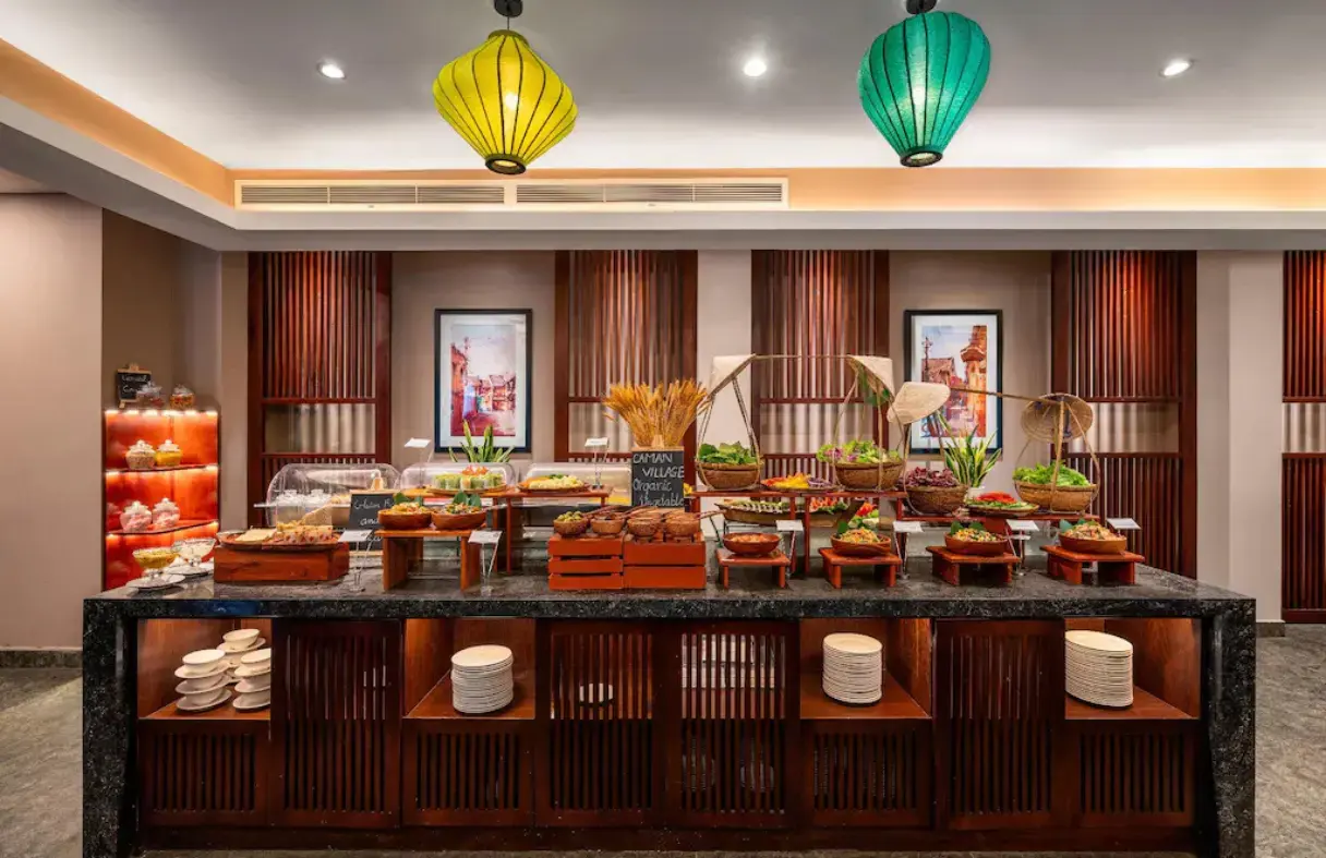Buffet sáng tại Silk Sense Hoi An River Resort với nhiều lựa chọn món Á – Âu
