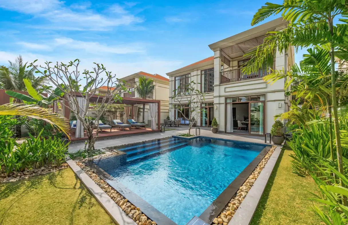 Villa cao cấp Đà Nẵng có bể bơi riêng an toàn cho trẻ em - Thiết kế sang trọng cho gia đình và team building.