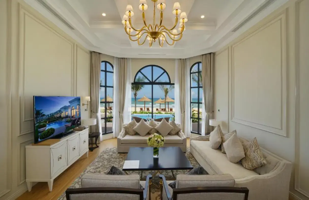 Phòng khách rộng trong villa Đà Nẵng cho nhóm 8 người sinh hoạt chung