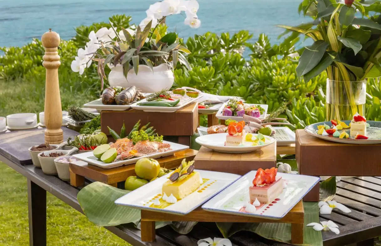 Bàn tiệc BBQ ngoài trời tại villa Đà Nẵng