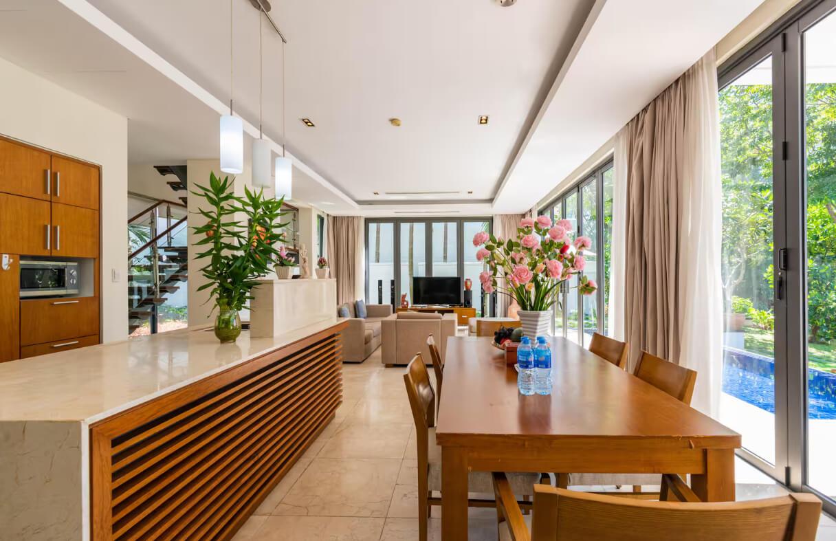 Gia đình có trẻ nhỏ vui chơi trong sân vườn villa rộng tại Đà Nẵng