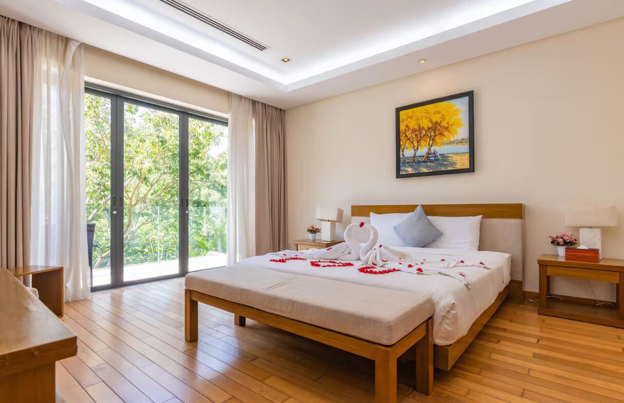 Không gian ngoài trời rộng rãi tại villa Đà Nẵng phù hợp nghỉ dưỡng riêng tư