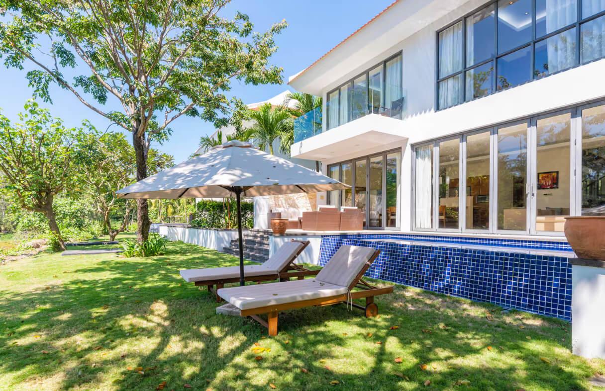 Nhóm bạn thư giãn tại villa Đà Nẵng có hồ bơi và sân vườn rộng