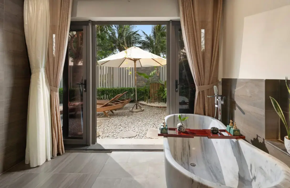 Villa Đà Nẵng hòa mình với thiên nhiên, có hồ bơi riêng giữa khung cảnh núi rừng yên bình.