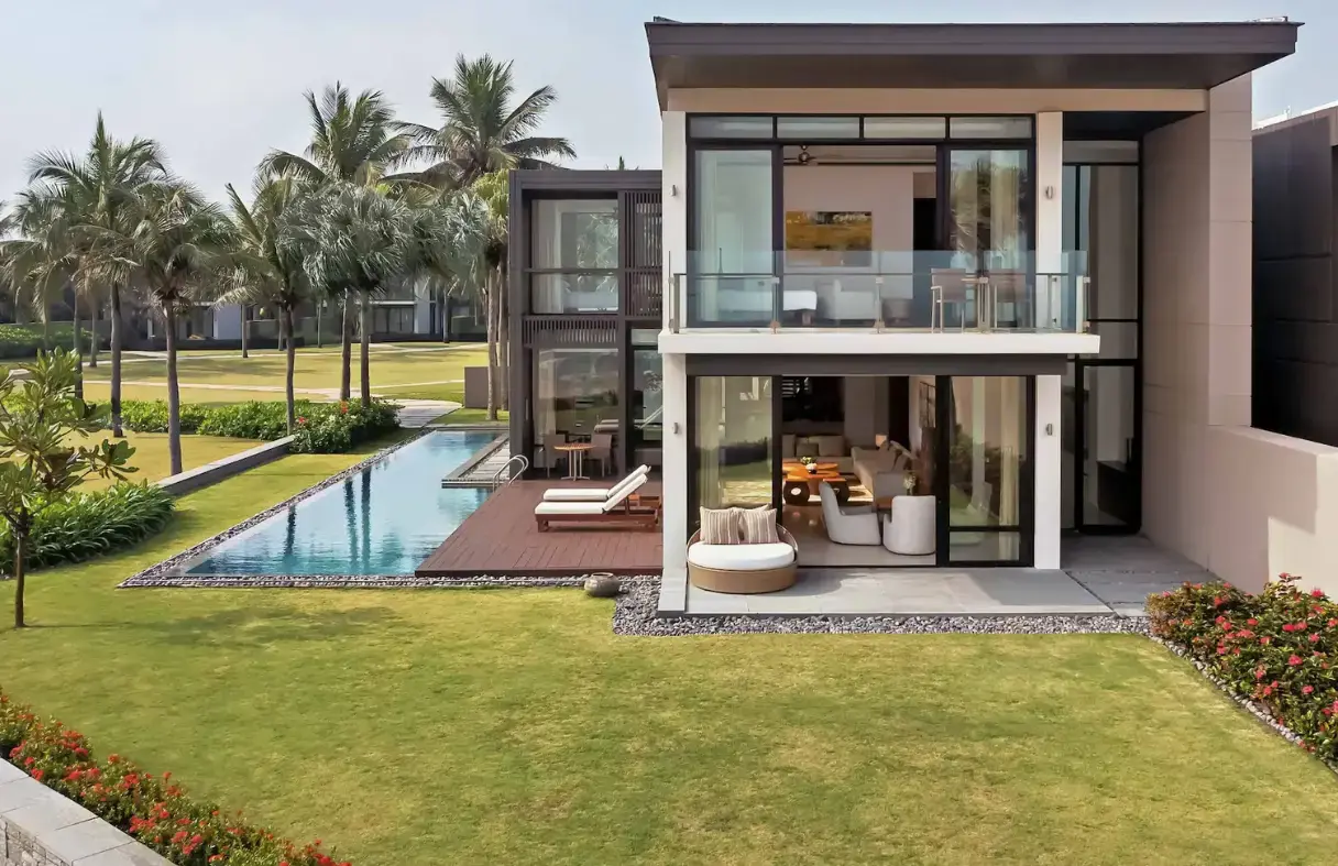 Villa mặt tiền biển Đà Nẵng với hồ bơi vô cực view biển trực diện, đẳng cấp 5 sao cho kỳ nghỉ sang trọng.