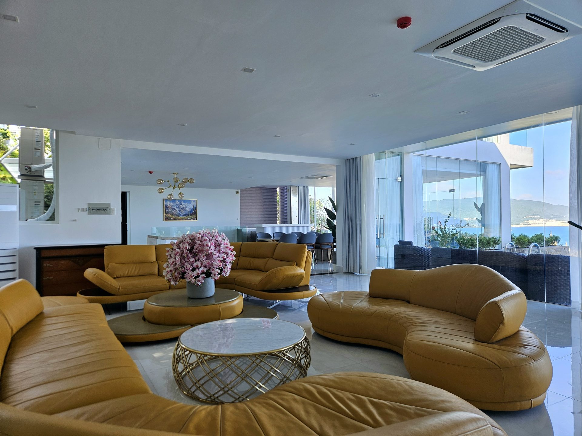 nên đặt villa Oceanfront Nha Trang hay resort Nha Trang