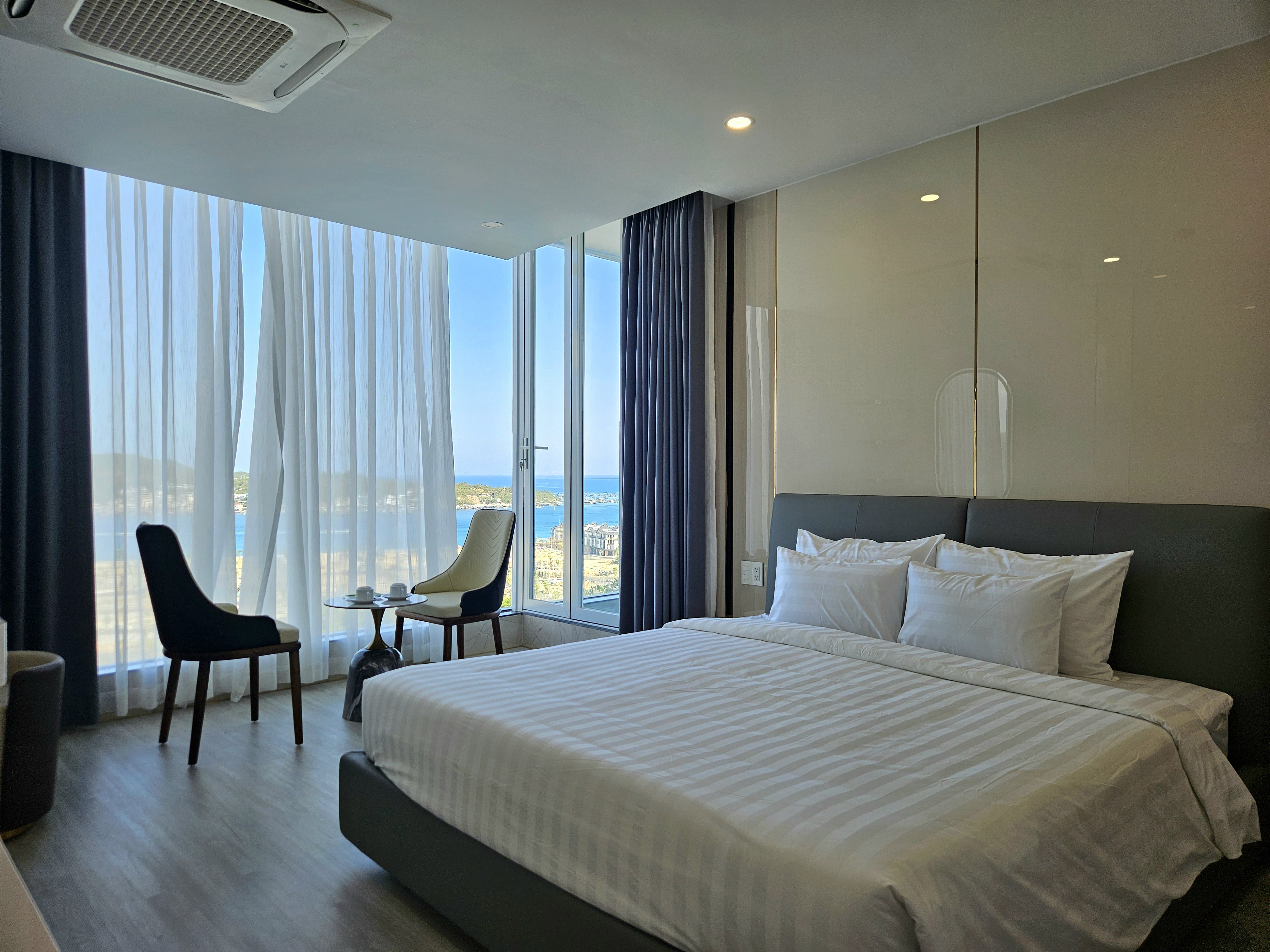 Oceanfront Anh Nguyễn Nha Trang giá bao nhiêu
