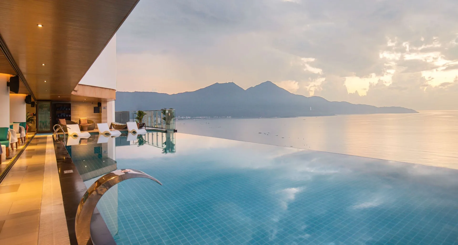 Hotline Radisson Hotel Danang | Số Điện Thoại, Liên Hệ Và Đặt Phòng Mới Nhất