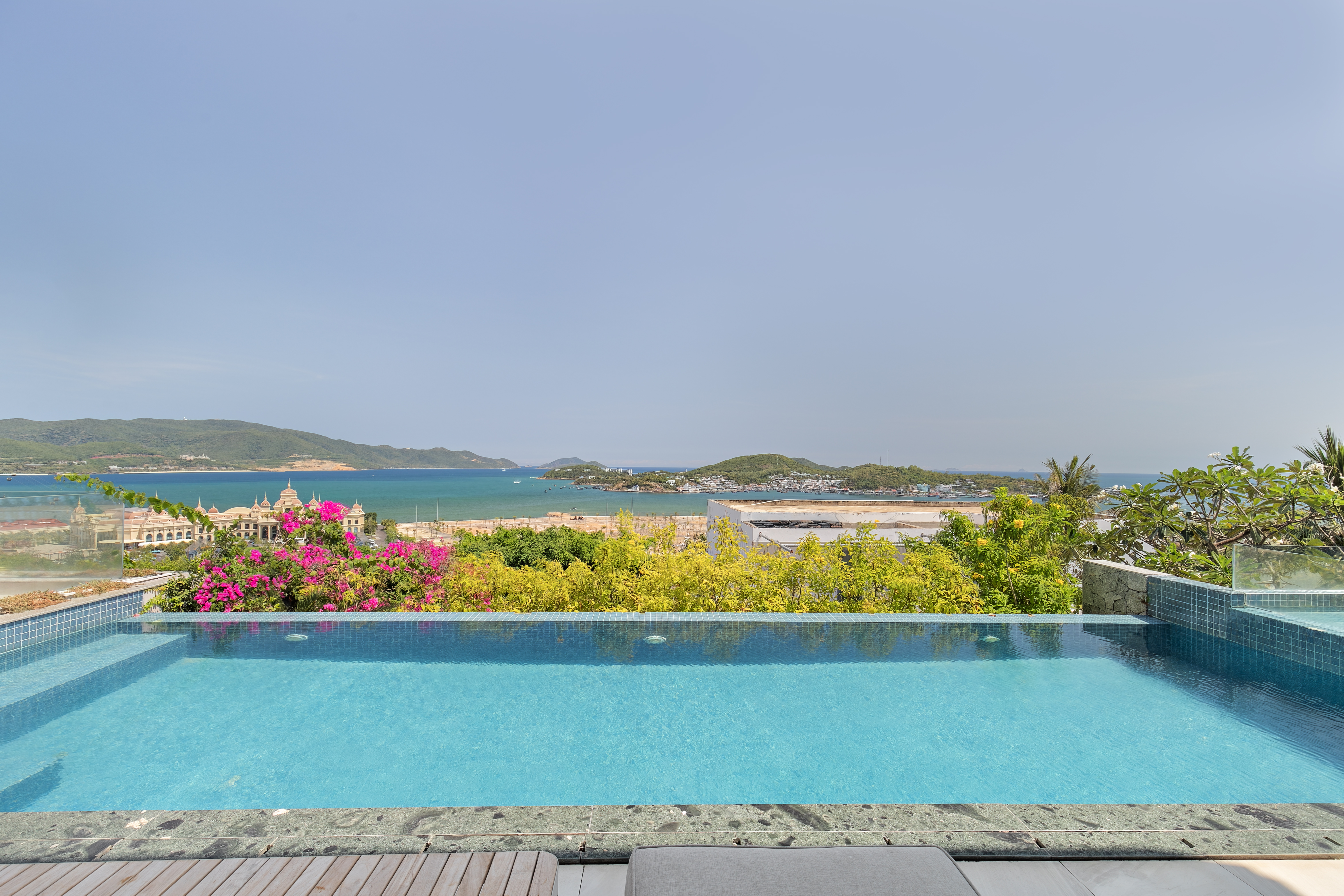 Oceanfront Anh Nguyễn Nha Trang giá bao nhiêu