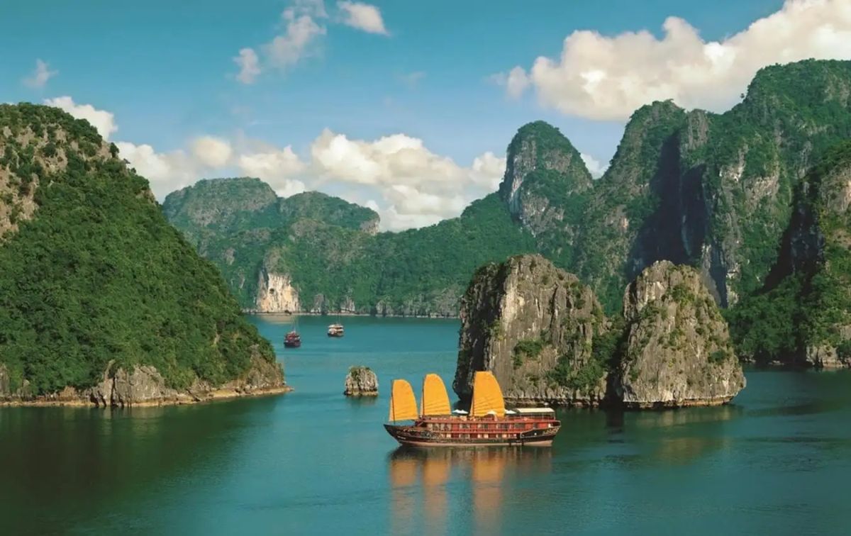 Ha Long Bay 1 Day Tour from Hanoi – The Perfect Choice for a Quick Getaway