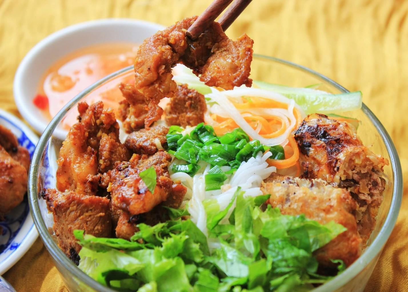 am-long-bun-thit-nuong-hue-ngon-dam-vi-co-do-1638026562