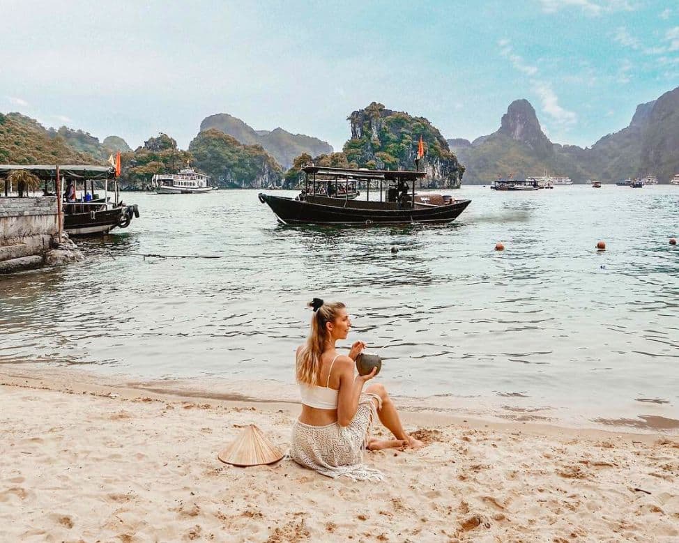 HA LONG BAY - TITOP ISLAND - LUON CAVE 1 DAY (VIP BOAT + BUFFET MEAL)