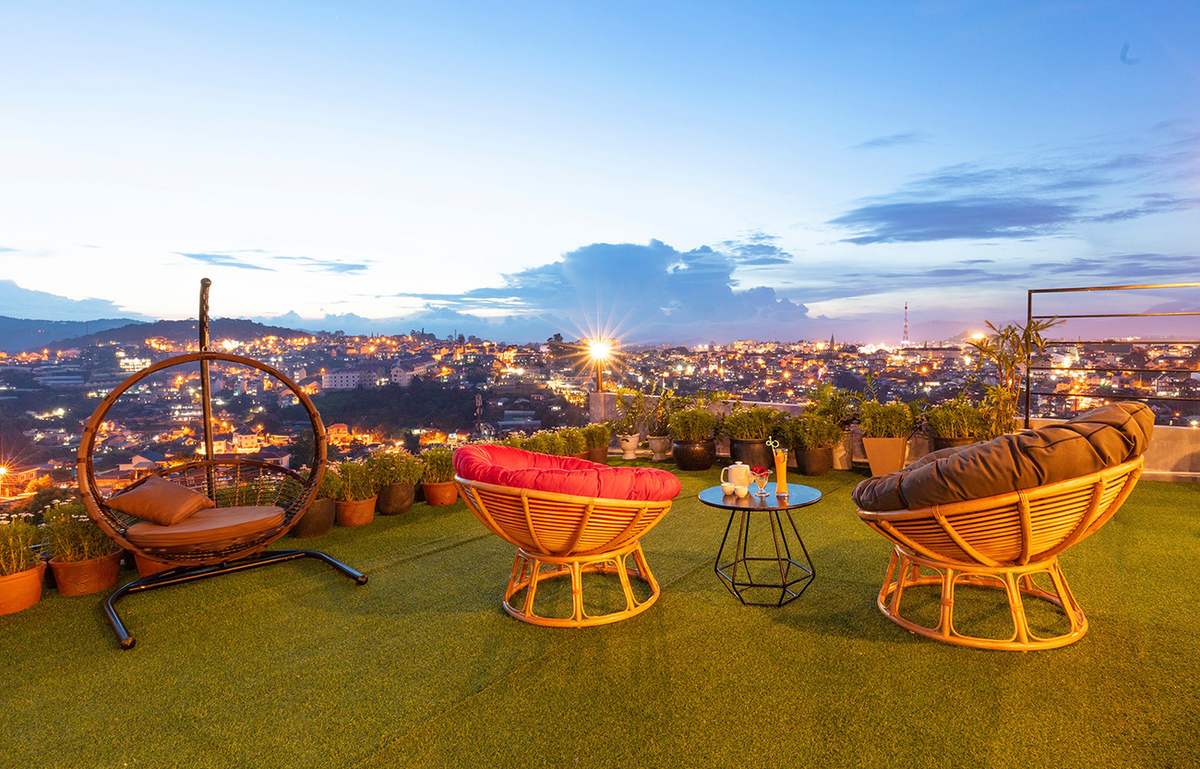 ca-thanh-pho-mong-mo-nhu-thu-be-lai-bang-mot-quan-da-lat-golf-coffee-voi-view-cuc-xin-1635162263