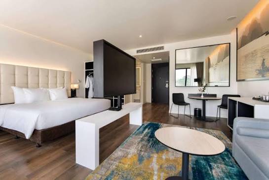 DELUXE ROOM