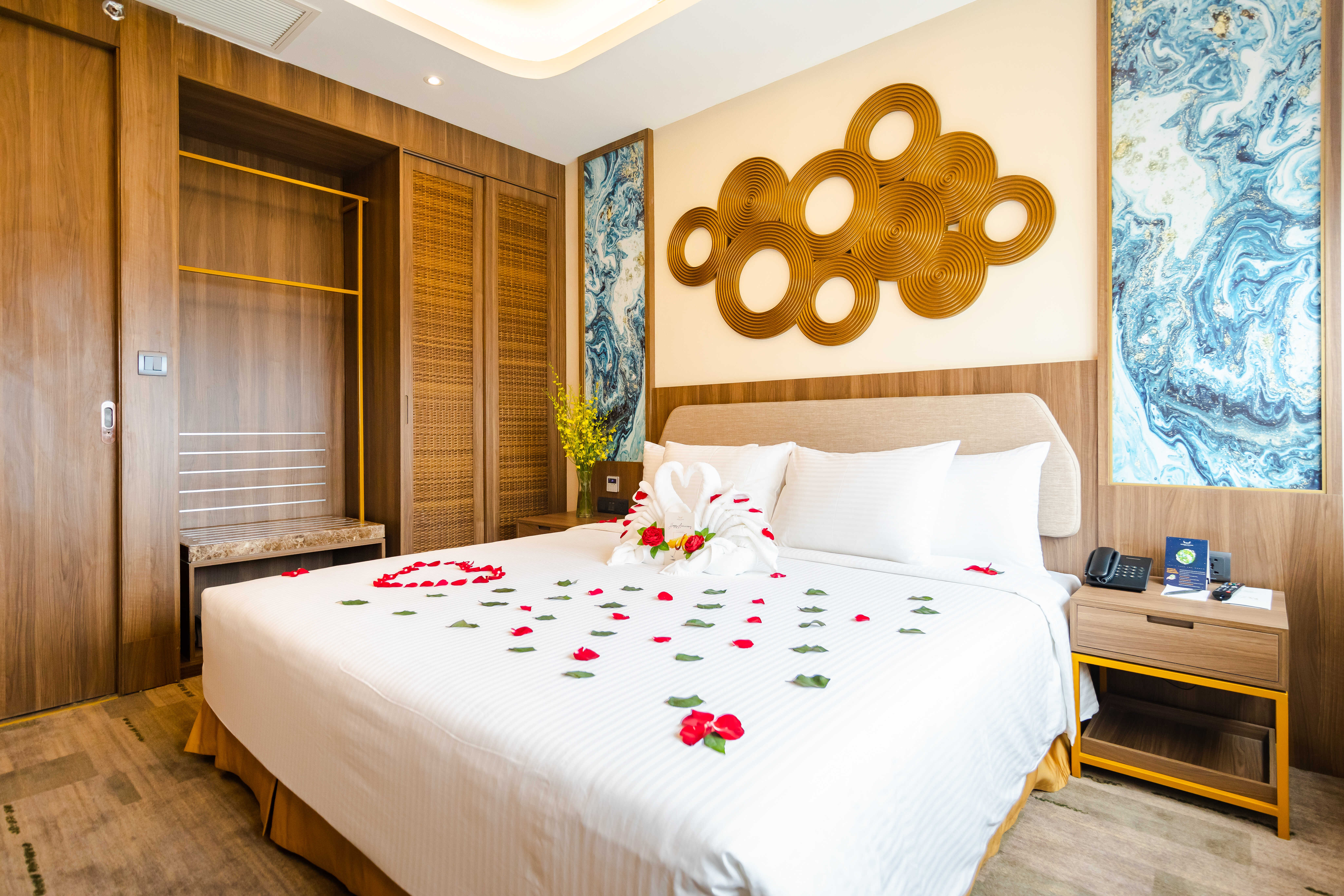 DELUXE SUITE