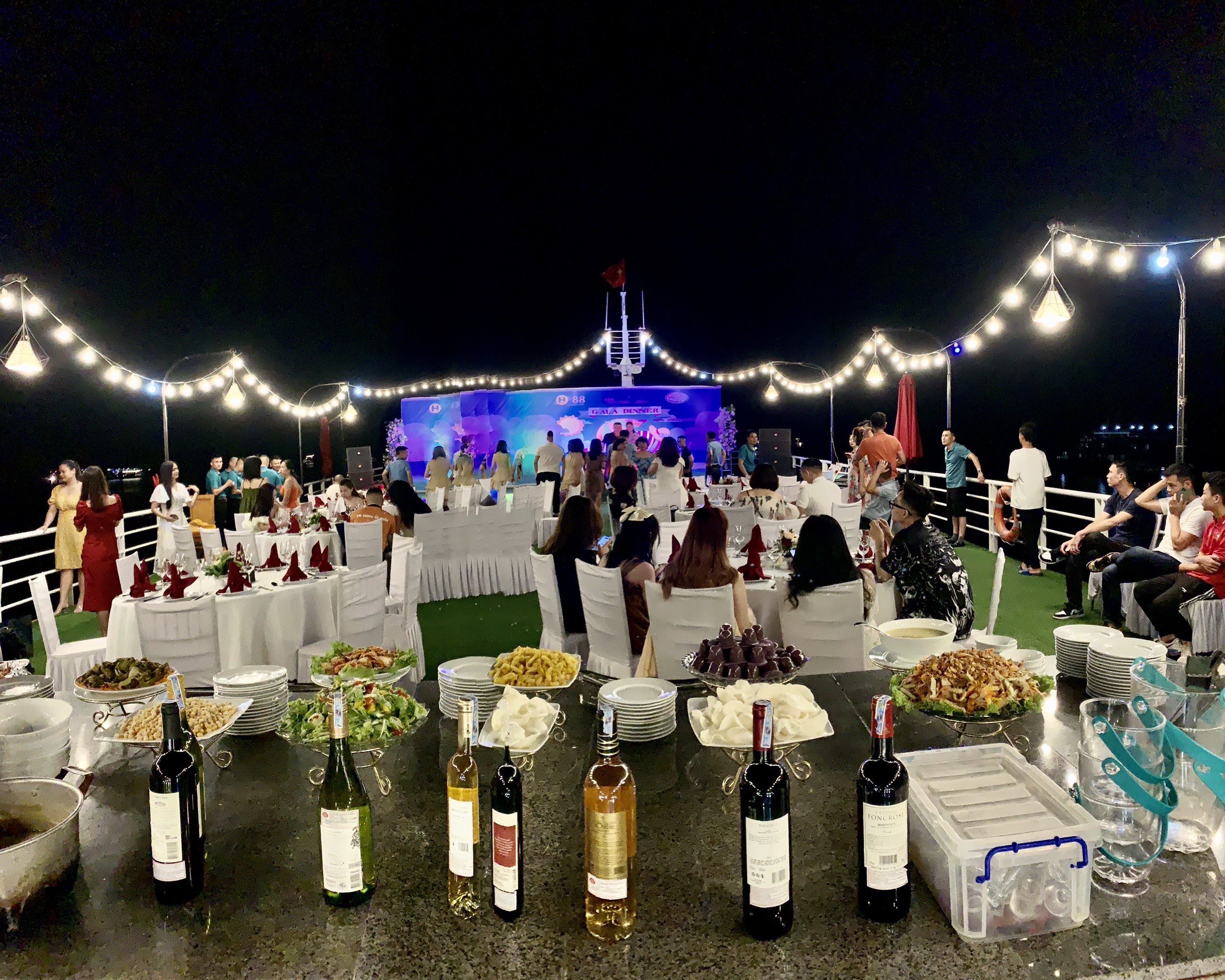 DU THUYỀN HẠ LONG CHO ĐOÀN DOANH NGHIỆP – ĐẲNG CẤP & RIÊNG TƯ