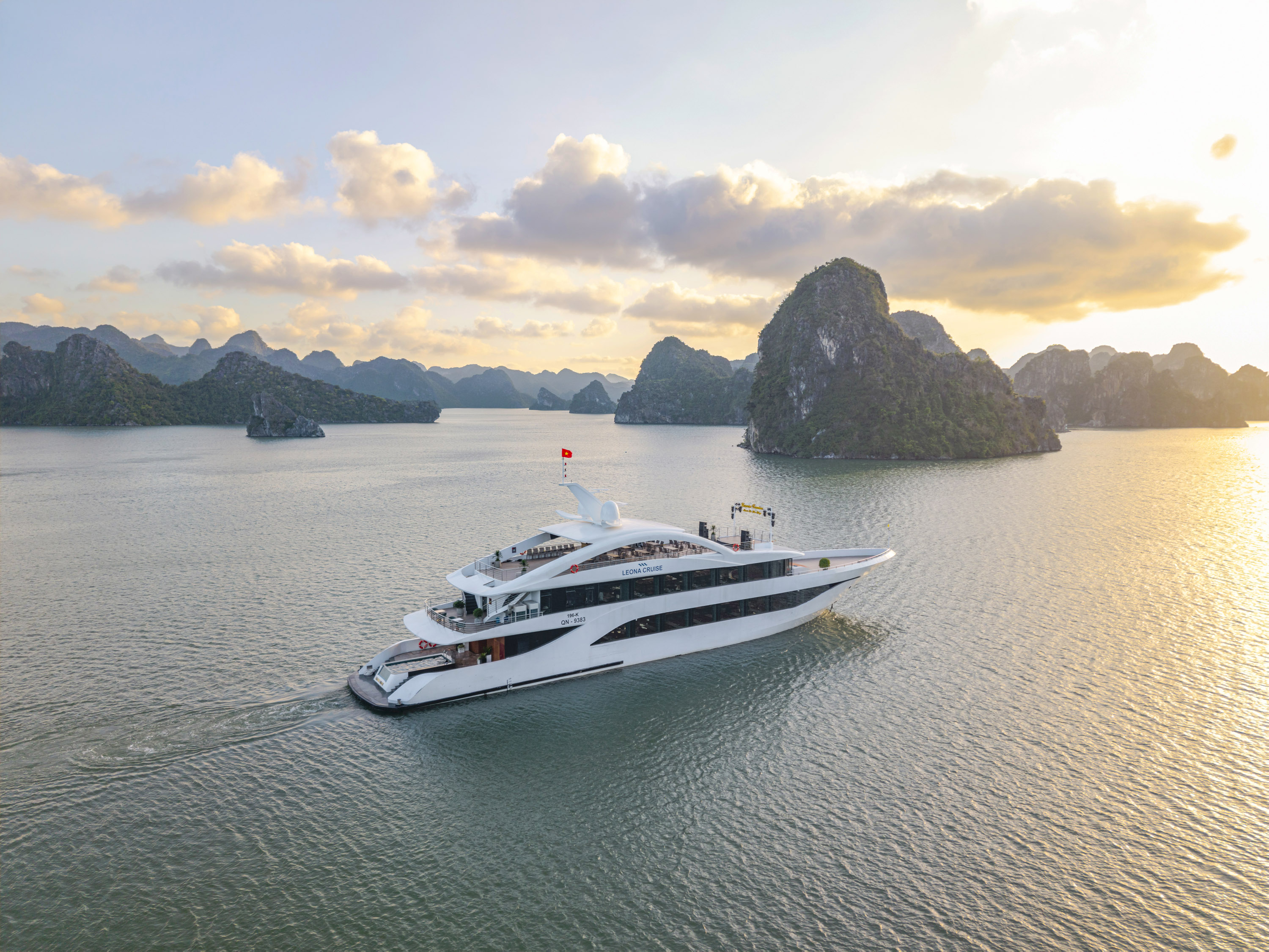 Du thuyền Leona Cruise- Thăm quan Vịnh Hạ Long 7 tiếng