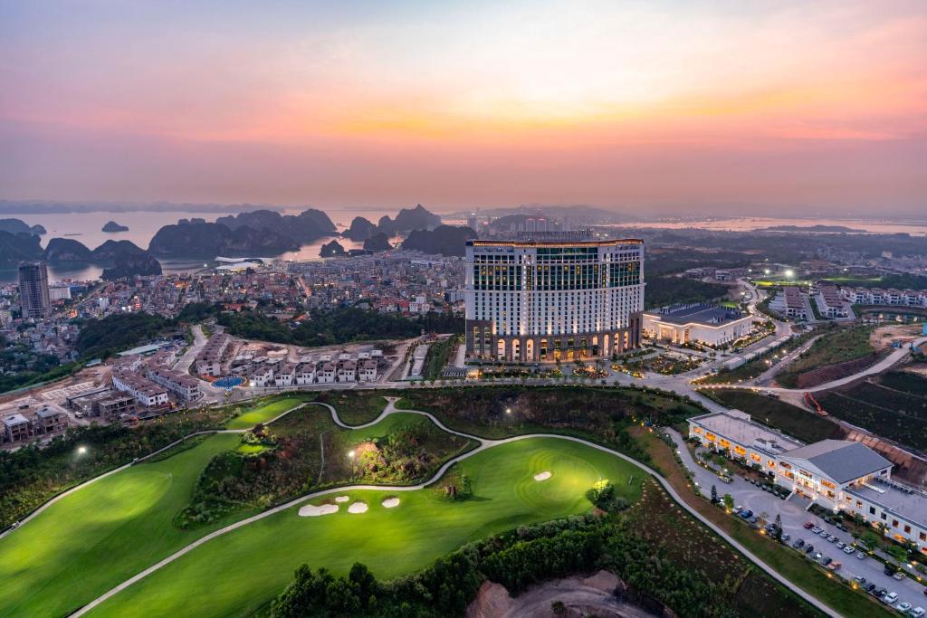 Top 5 Must-Experience Ha Long Bay Resorts for a Luxurious Getaway